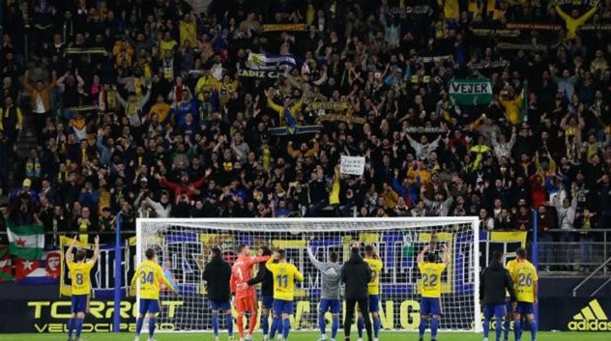 Los jugadores del Cádiz celebran un triunfo con los seguidores amarillos en Carranza.