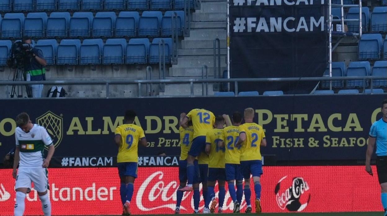 Los jugadores del cádiz celebran el gol de José Mari.