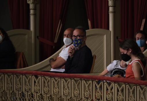 Álvaro Cervera junto a Monchi en el Gran Teatro Falla.