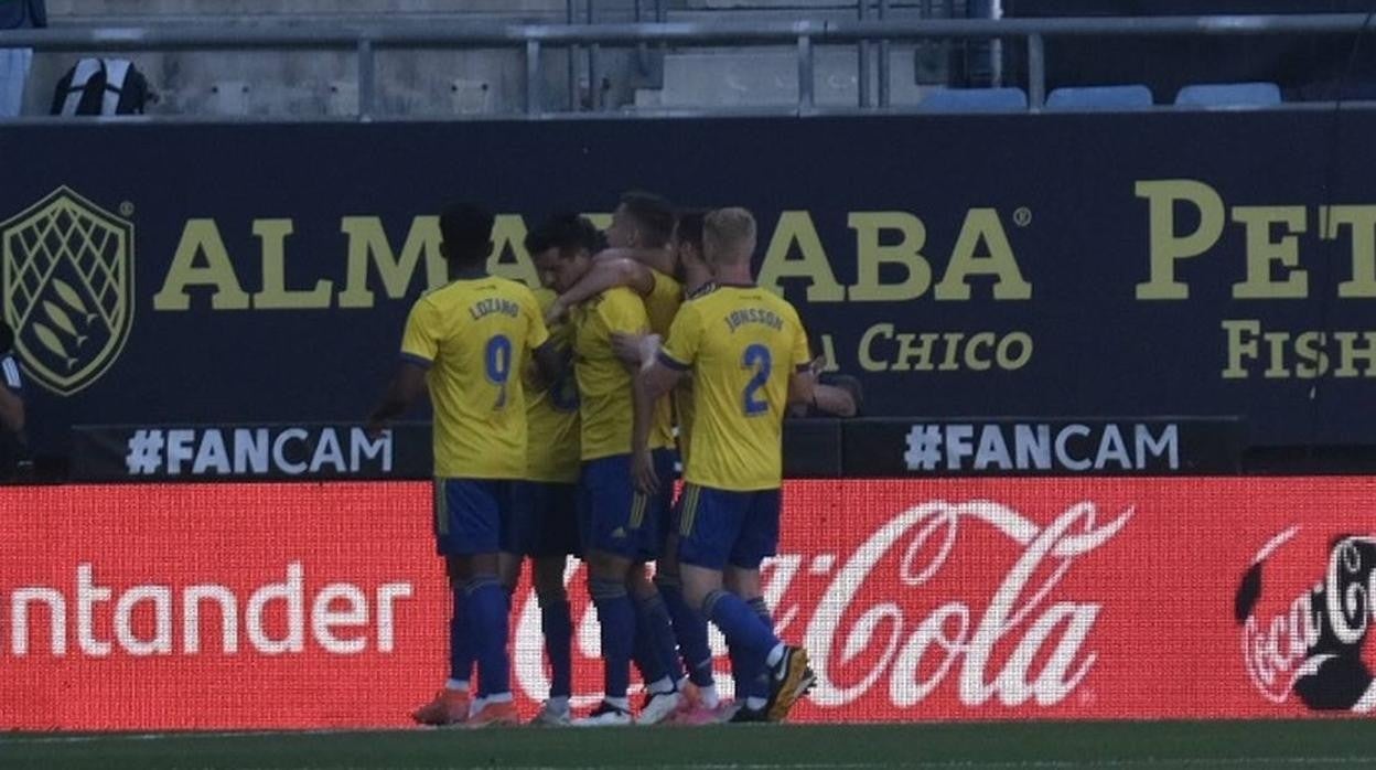 Los jugadores cadistas celebran el gol de José Mari ante el Elche.