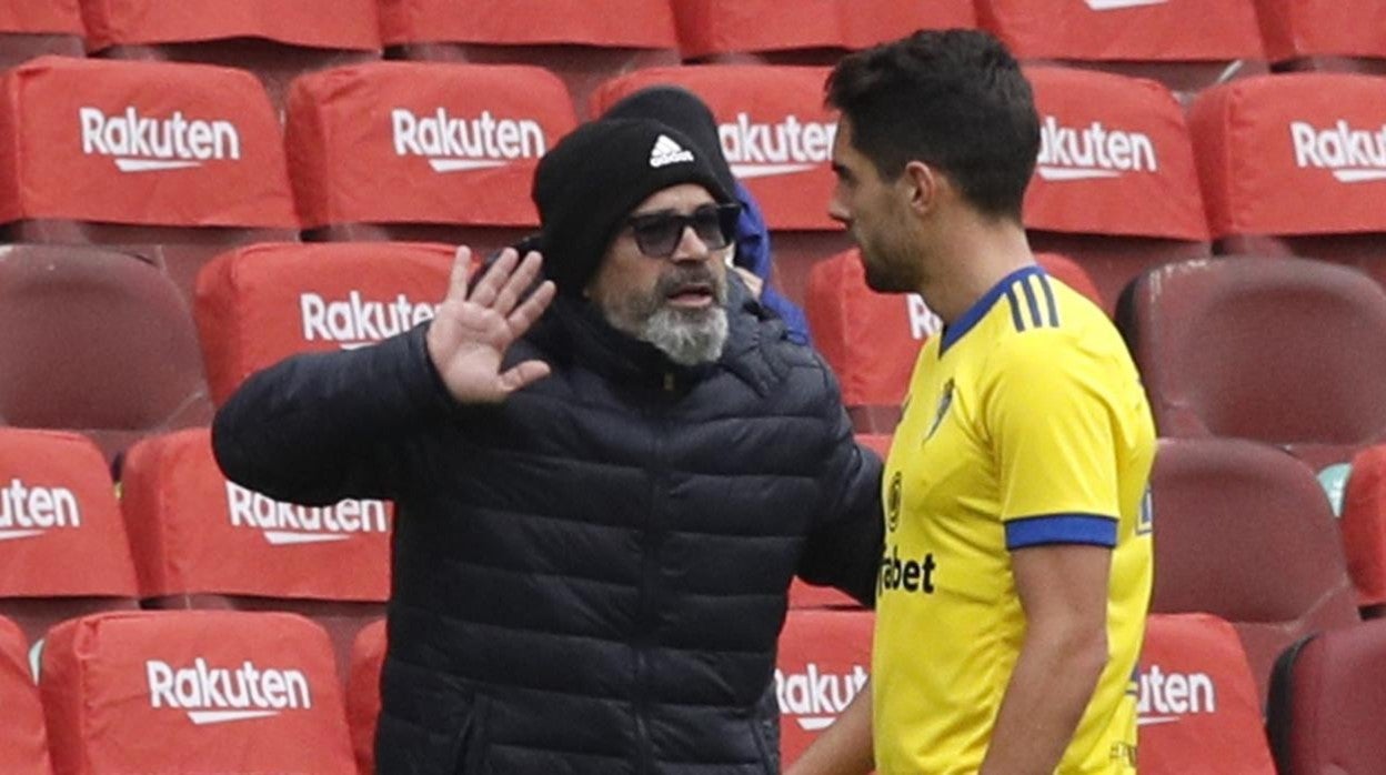 Cervera dialoga con Rubén Sobrino durante el partido Barcelona - Cádiz.