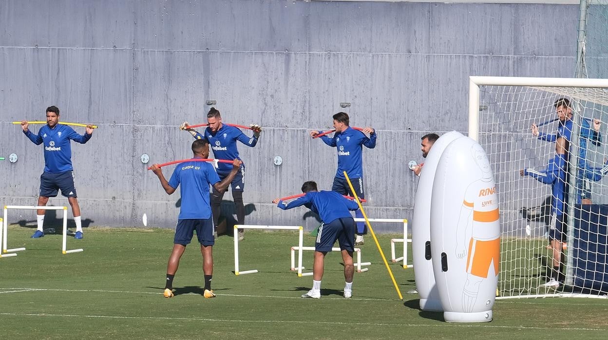 Augusto Fernández, a la izquierda, se despide del fútbol profesional.