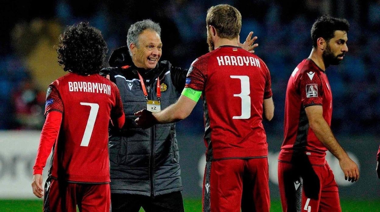 caparrós y haroyan se felicitan tras un partido de armenia.