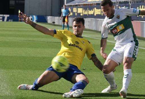 Álex Martín, con el Cádiz CF en Primera ante el Elche.