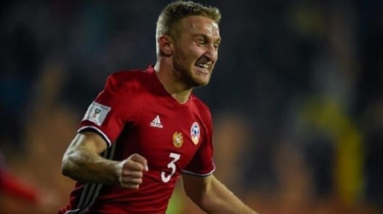 Varazdat Haroyan celebra un gol con la selección de Armenia.