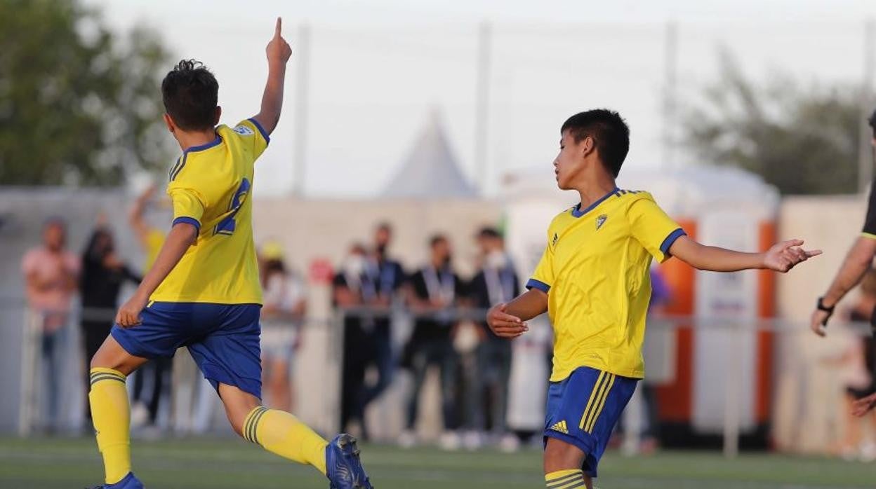 Los jugadores del Cádiz alevín celebran un gol