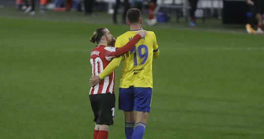 Alcalá junto a Muniain al término del Cádiz - Athletic.