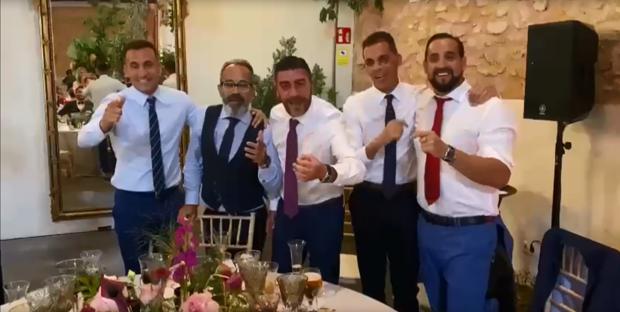 VÍDEO. Álvaro Cervera y su cuerpo técnico cantan por Tino Tovar en la boda de Negredo