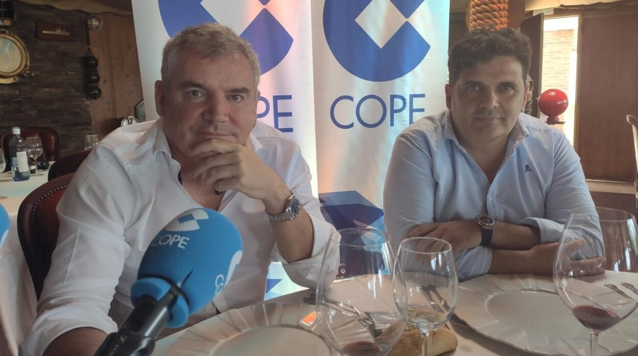 Manuel Vizcaíno y Rafael Contreras durante la tertulia radiofónica de 'Deportes COPE Cádiz' en El Timón de Roche.
