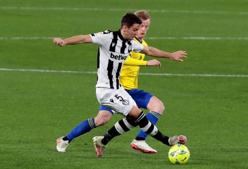 Jens Jonsson en un encuentro con el Cádiz CF esta temporada.