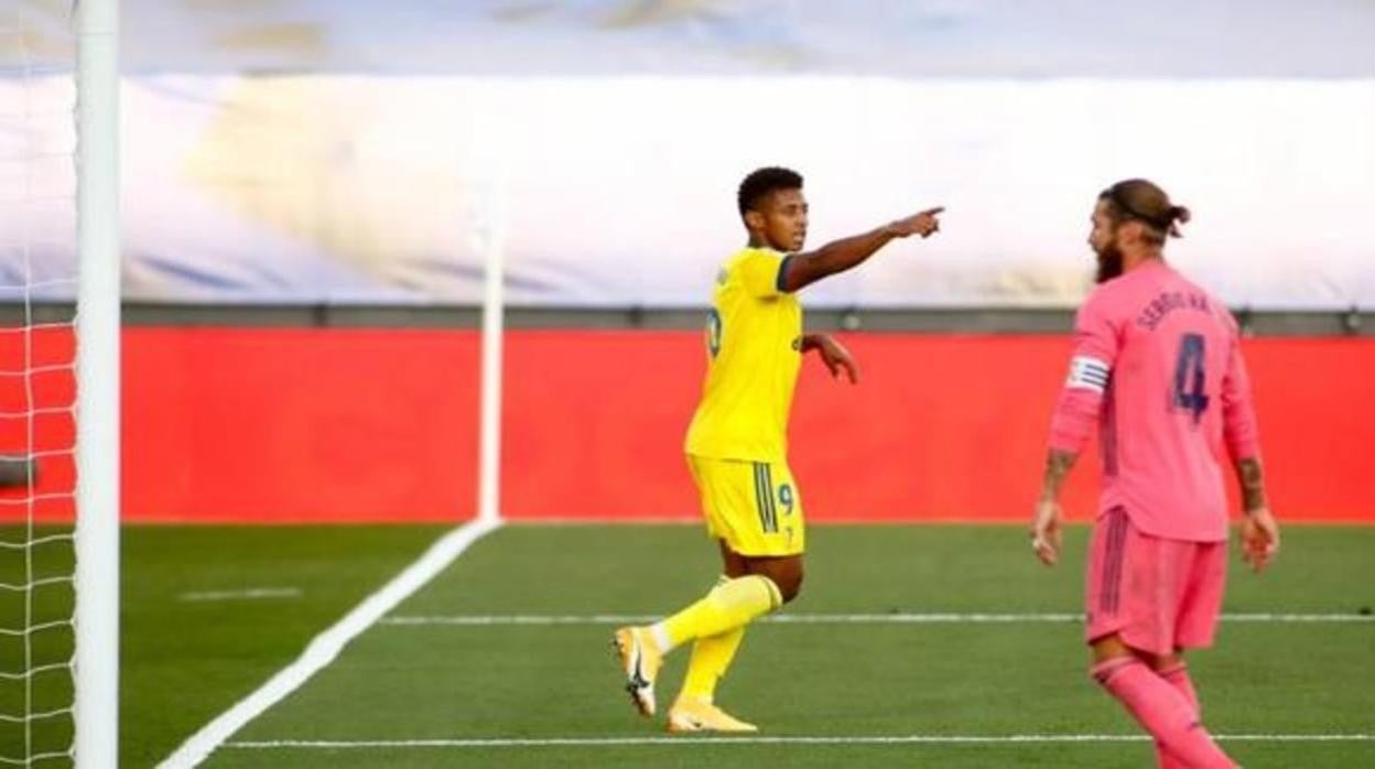 El delantero hondureño celebra un gol con el Cádiz ante el Real Madrid.