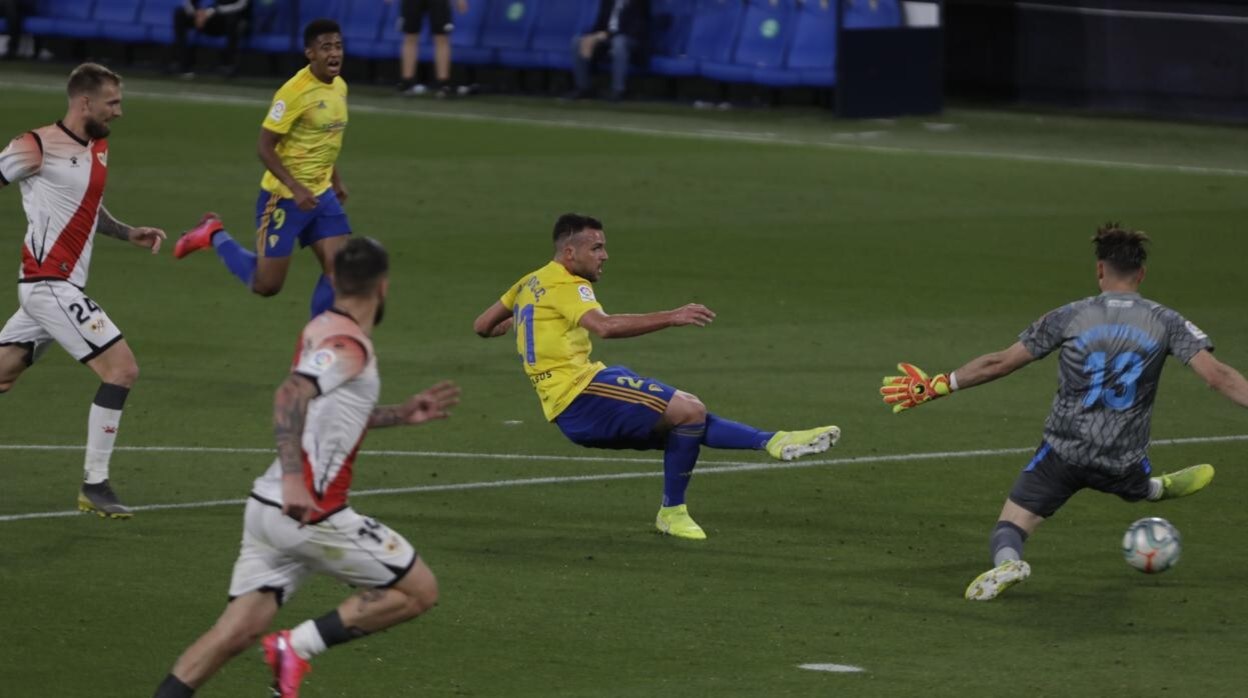Momento en el que Álvaro Giménez marca el gol del empate ante el Rayo.