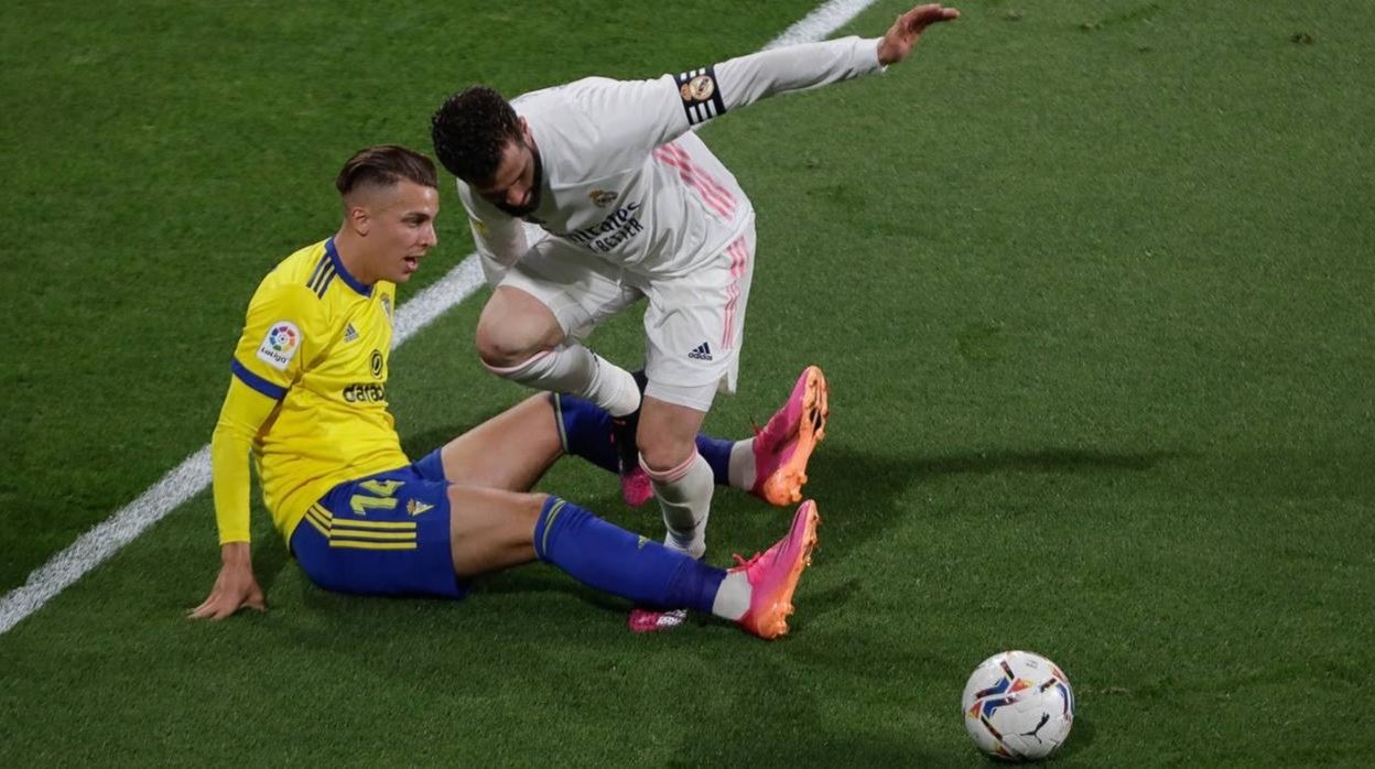 Iván Alejo pugna con Nacho en el Cádiz - Real Madrid.