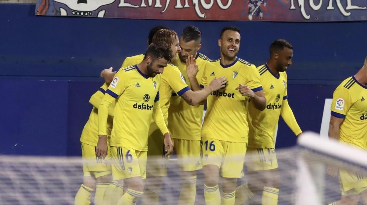 Los jugadores del Cádiz celebran un gol de la pasada temporada