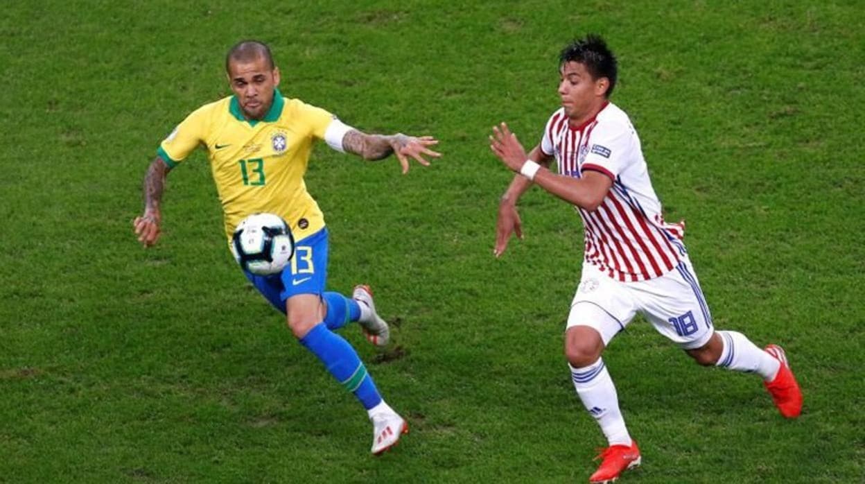 Santiago Arzamendia en un duelo con Dani Alves durante un Paraguay - Brasil.