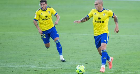 Jorge Pombo junto a 'Pacha' Espino en un encuentro del Cádiz CF esta temporada.