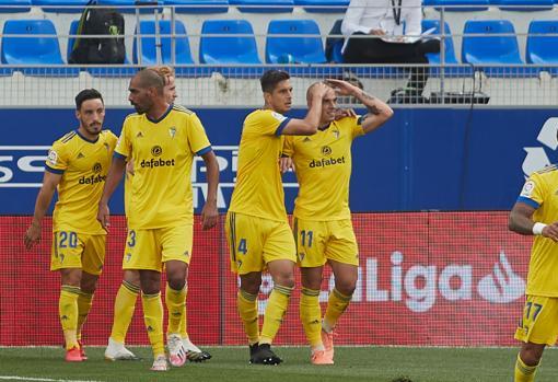 El aragonés Pombo celebra su gol de cabeza al Huesca en El Alcoraz.