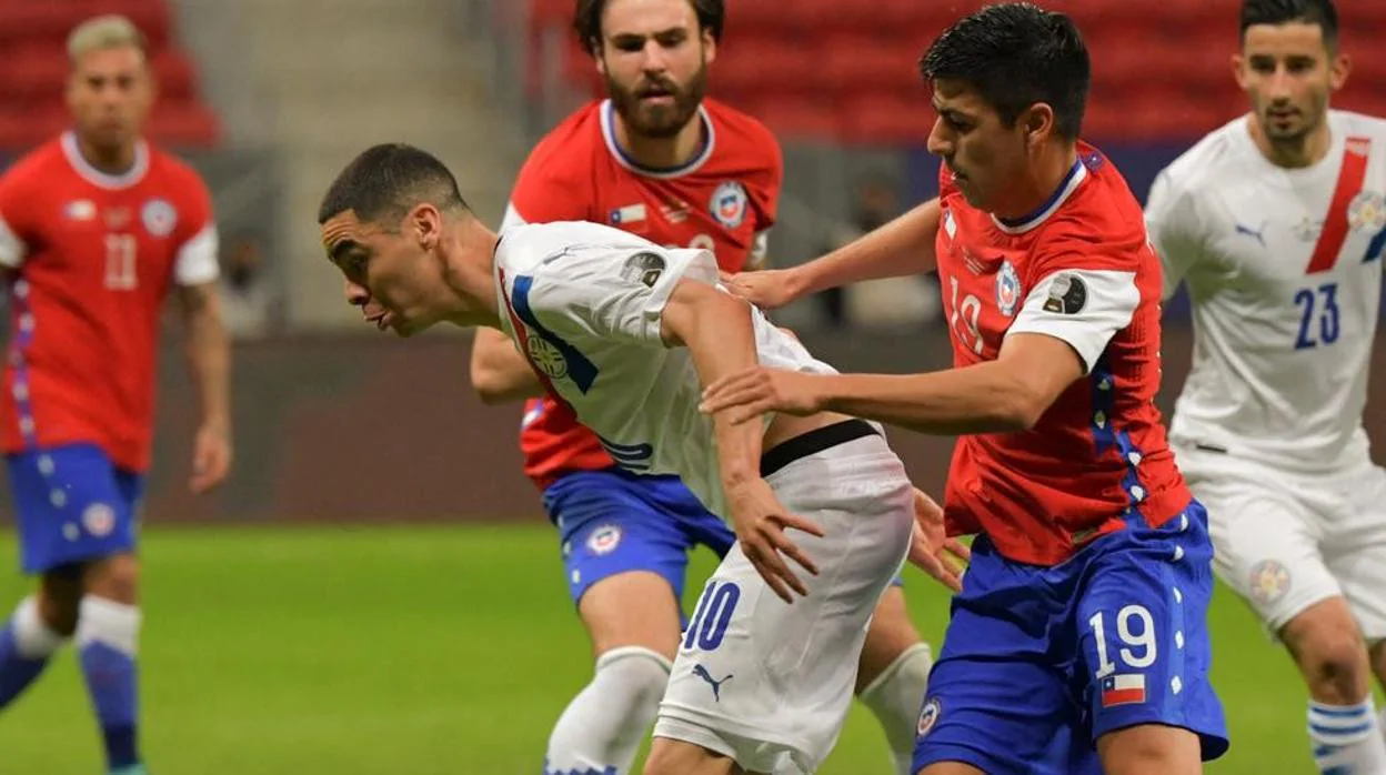 Tomás Alarcón (19) fue titular pero no pudo evitar la derrota de Chile ante Paraguay en la Copa América (0-2).