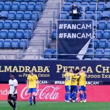 los jugadores se preocupan de salir bien en la foto oficial.