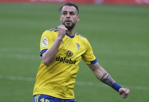 Álvaro Negredo celebra uno de sus goles con el Cádiz CF esta temporada.