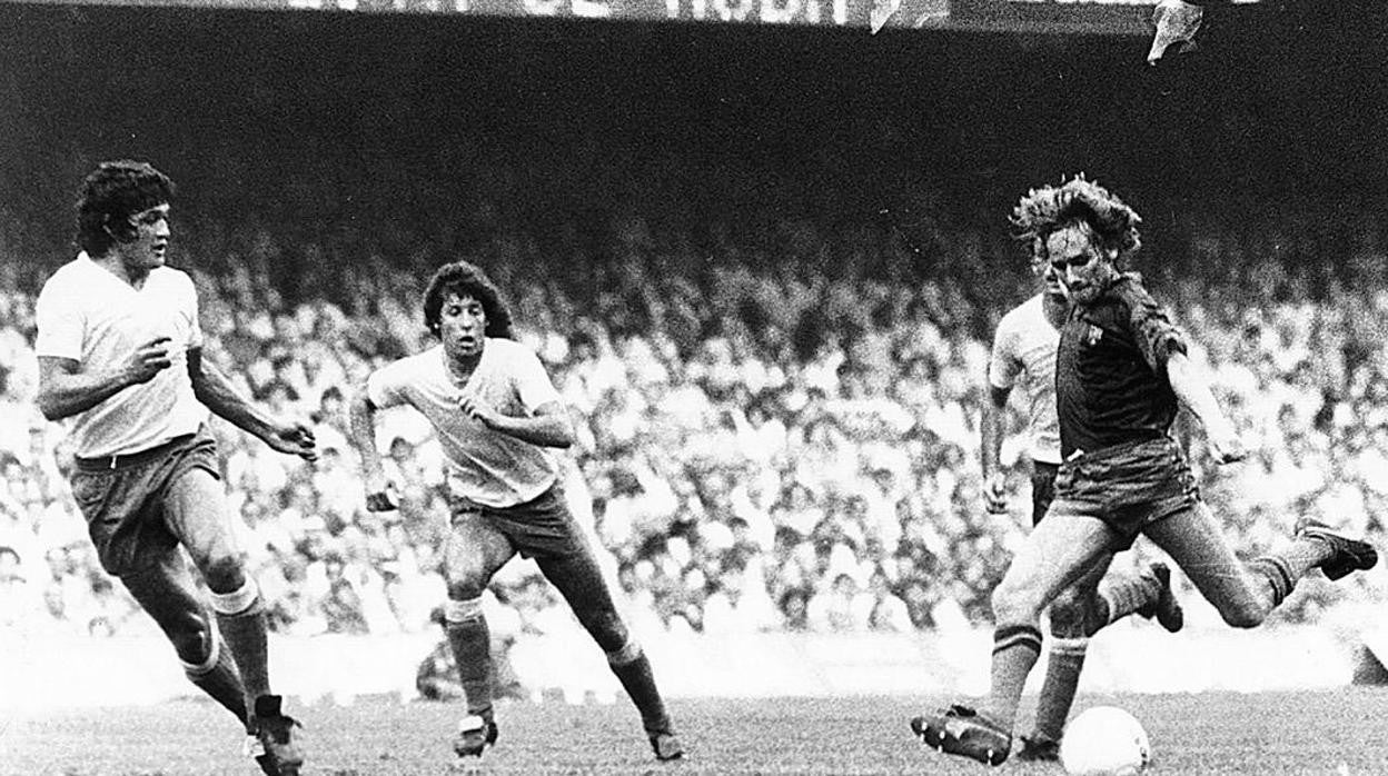 Dos Santos y Hugo Vaca, con el Cádiz CF, en un encuentro ante el Barça en el Camp Nou.