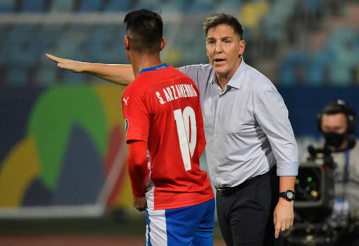 Santiago Arzamendia junto a 'Toto' Berizzo en la Copa América.