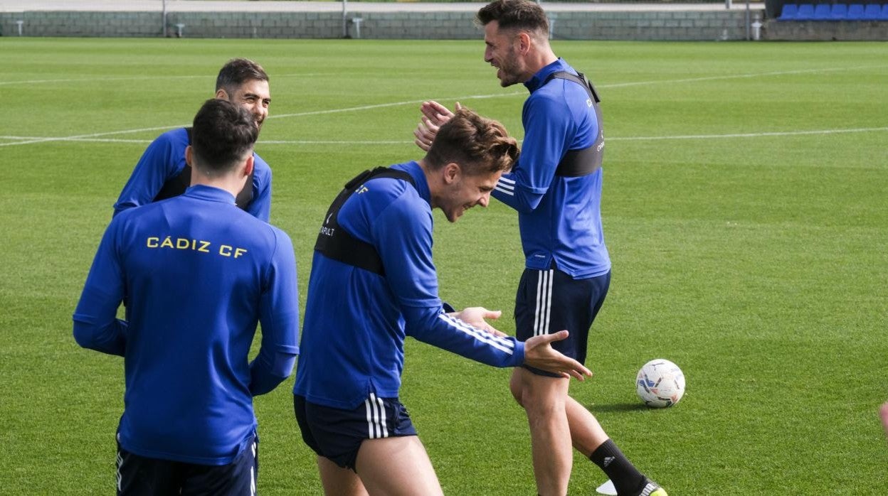 Iván Alejo, durante un entrenamiento con el Cádiz CF.