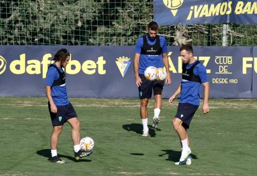 Algunos futbolistas realizan ejercicios con el balón en el primer entrenamiento.