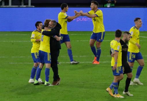 Álvaro Cervera abraza a Álex tras ganar el Cádiz CF al Barça en el Carranza.