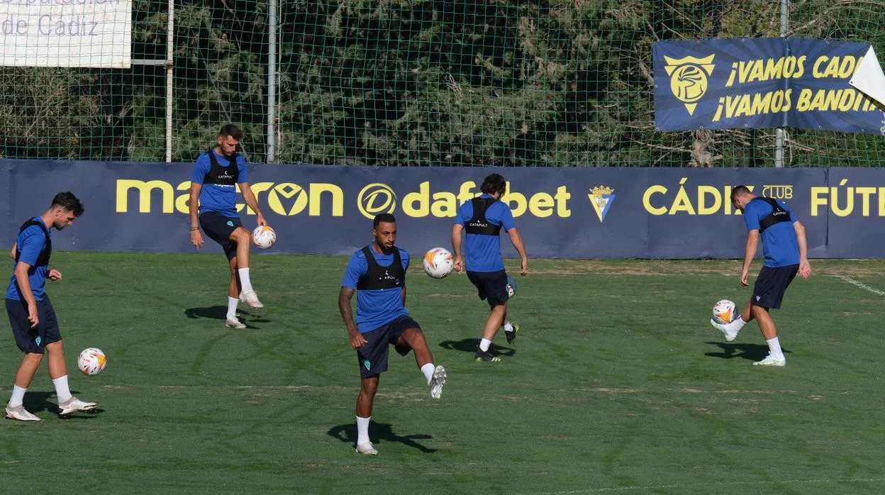Los jugadores del Cádiz CF en el primer entrenamiento de esta semana.