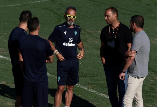 Álvaro Cervera con miembros del cuerpo técnico y de la dirección deportiva.