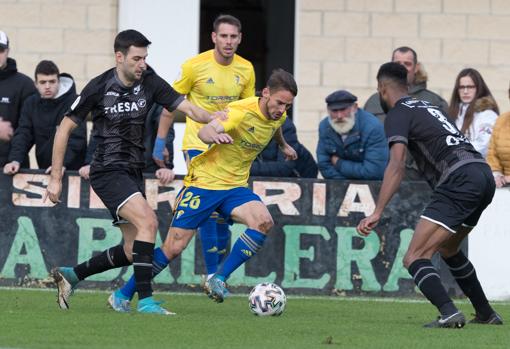 Javi Navarro ha debutado con el primer equipo del Cádiz CF.