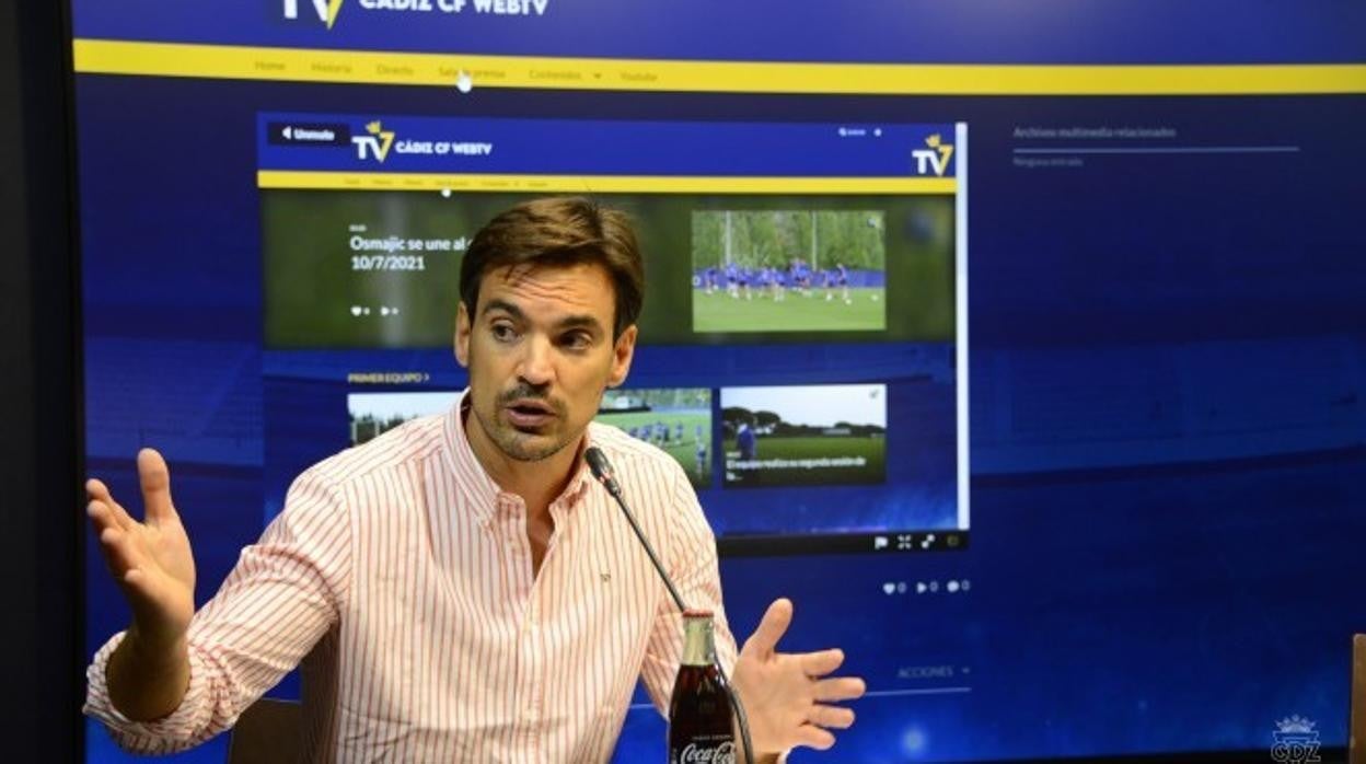 José Grima, dircom del Cádiz CF, presentando la nueva plataforma.