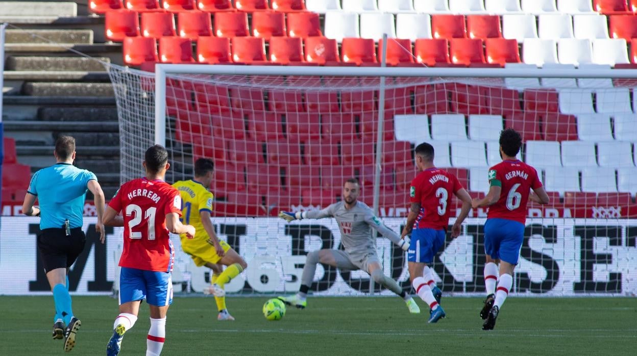 Rubén Sobrino marcó su único gol como cadista ante el Granada, aunque dispuso de más ocasiones.