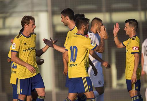 Matos celebra un gol del Cádiz CF con Alberto Perea.