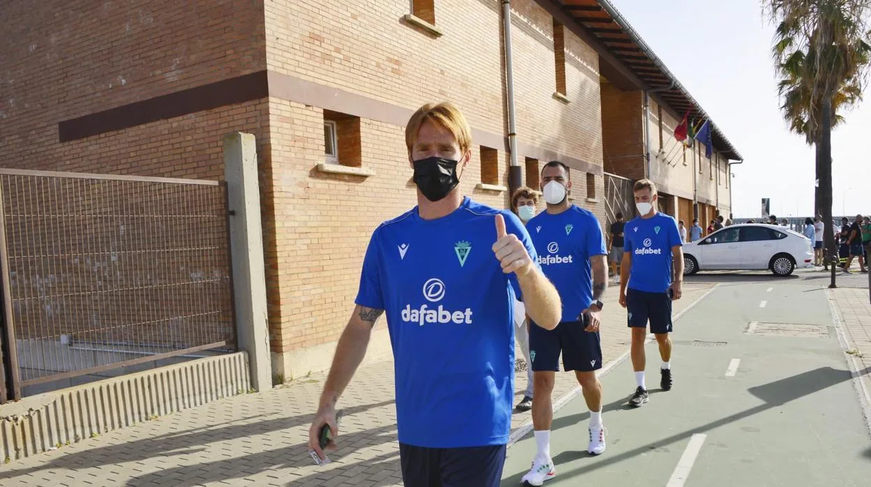 Álex y el resto de jugadores del Cádiz CF han recibido la vacuna este sábado en Elcano.