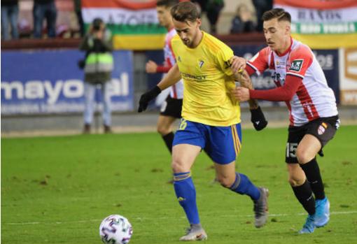 Javi Navarro durante un Logroñés - Cádiz en la Copa del Rey.