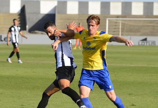 Álex fue titular en La Línea.