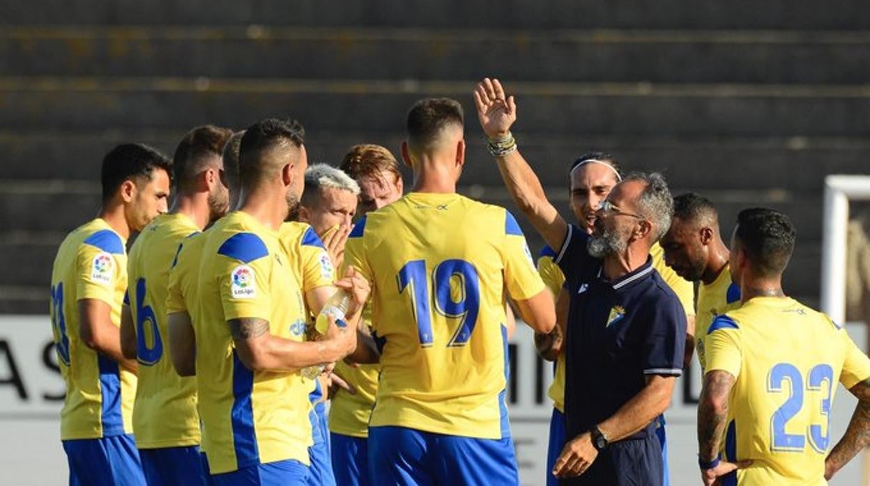 Alcalá, con el dorsal 19, recibe instrucciones de Álvaro Cervera.