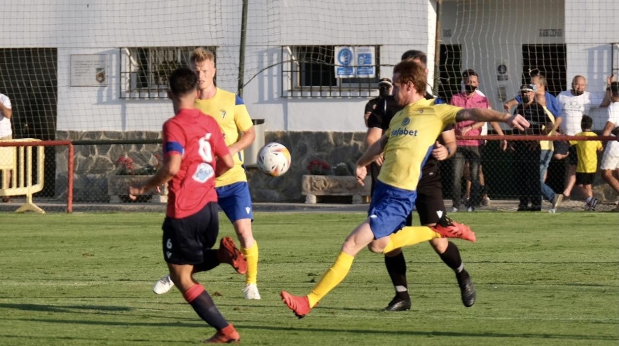 Álex Fernández en el primer partido de pretemporada contra el Barbate.