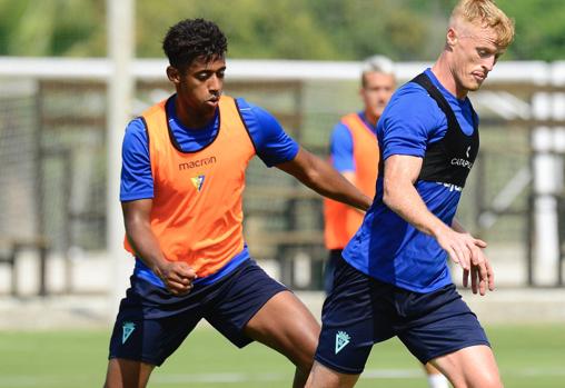 'Choco' Lozano y Jonsson durante el entrenamiento de este jueves.