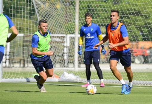 Cala ya entrena junto a sus compañeros en Marbella.