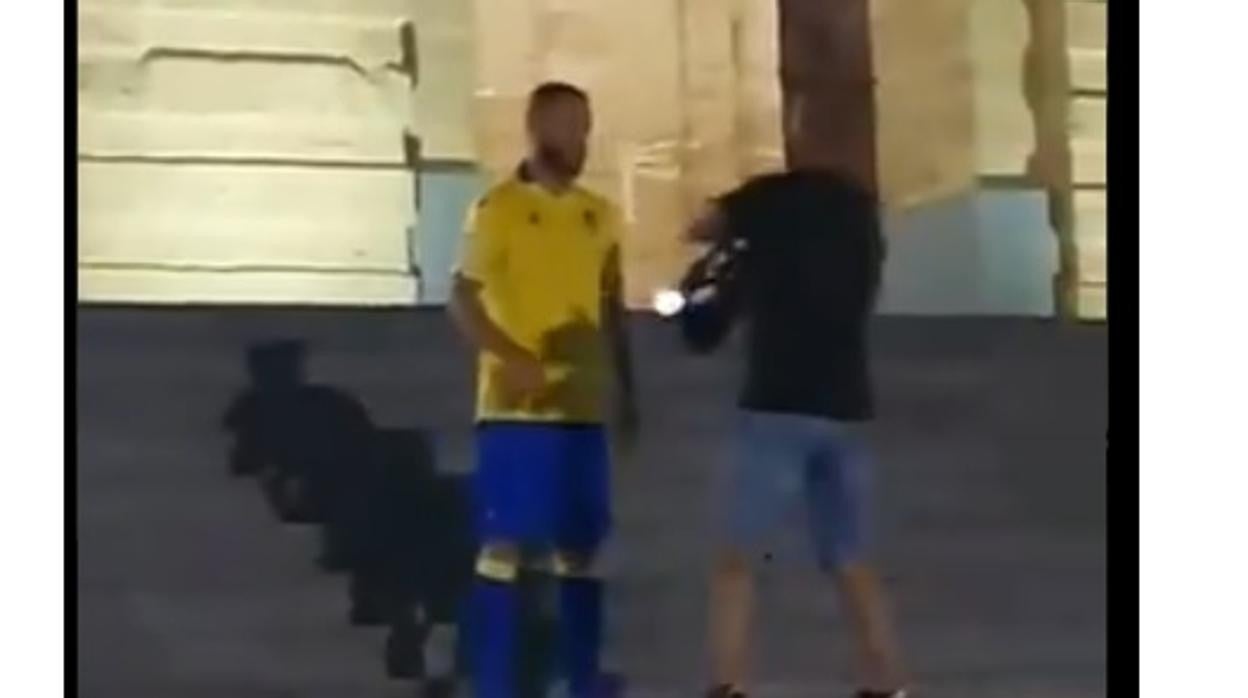 Imagen del vídeo filtrado con la camiseta del Cádiz