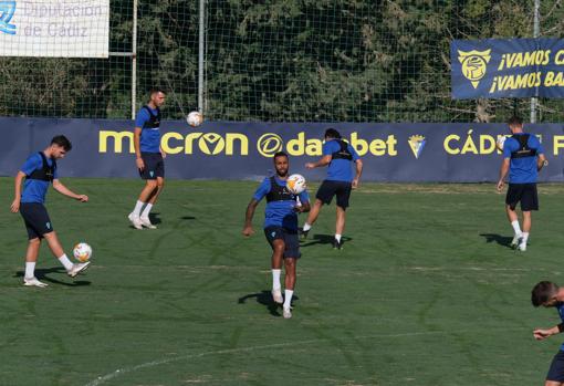 Akapo durante un entrenamiento con el Cádiz CF esta pretemporada.