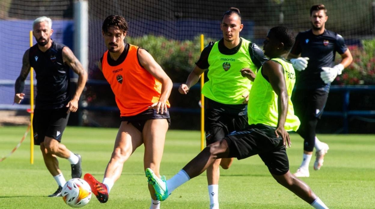 El Levante prepara el estreno liguero ante el Cádiz CF.