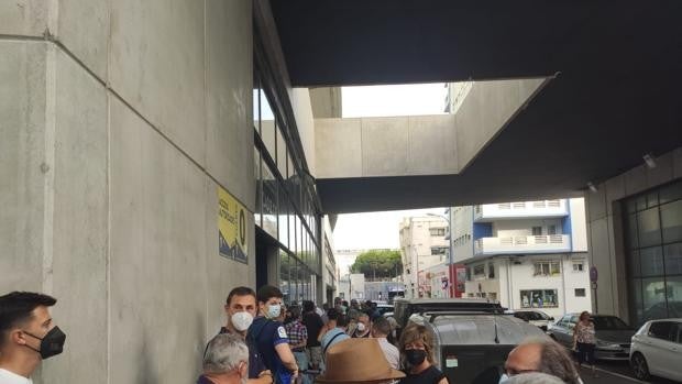 Quejas e indignación para conseguir entradas del Cádiz - Levante