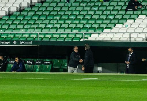 Álvaro Cervera y Manuel Pellegrini se saludan durante el encuentro de la temporada pasada en el Estadio Benito Villamarín.