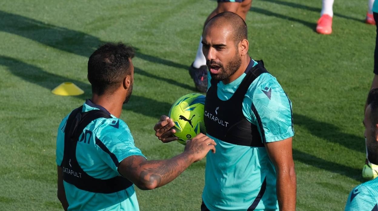 Fali apunta al once titular del Cádiz CF en el Estadio Benito Villamarín.