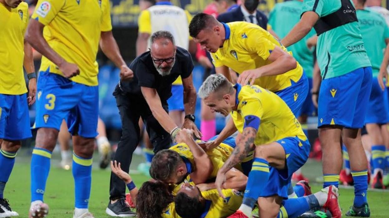 Álvaro Cervera felicita a sus jugadores tras el empate ante el Levante.