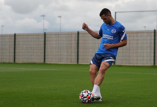 El futbolista rumano entrenando esta temporada con el Brighton.